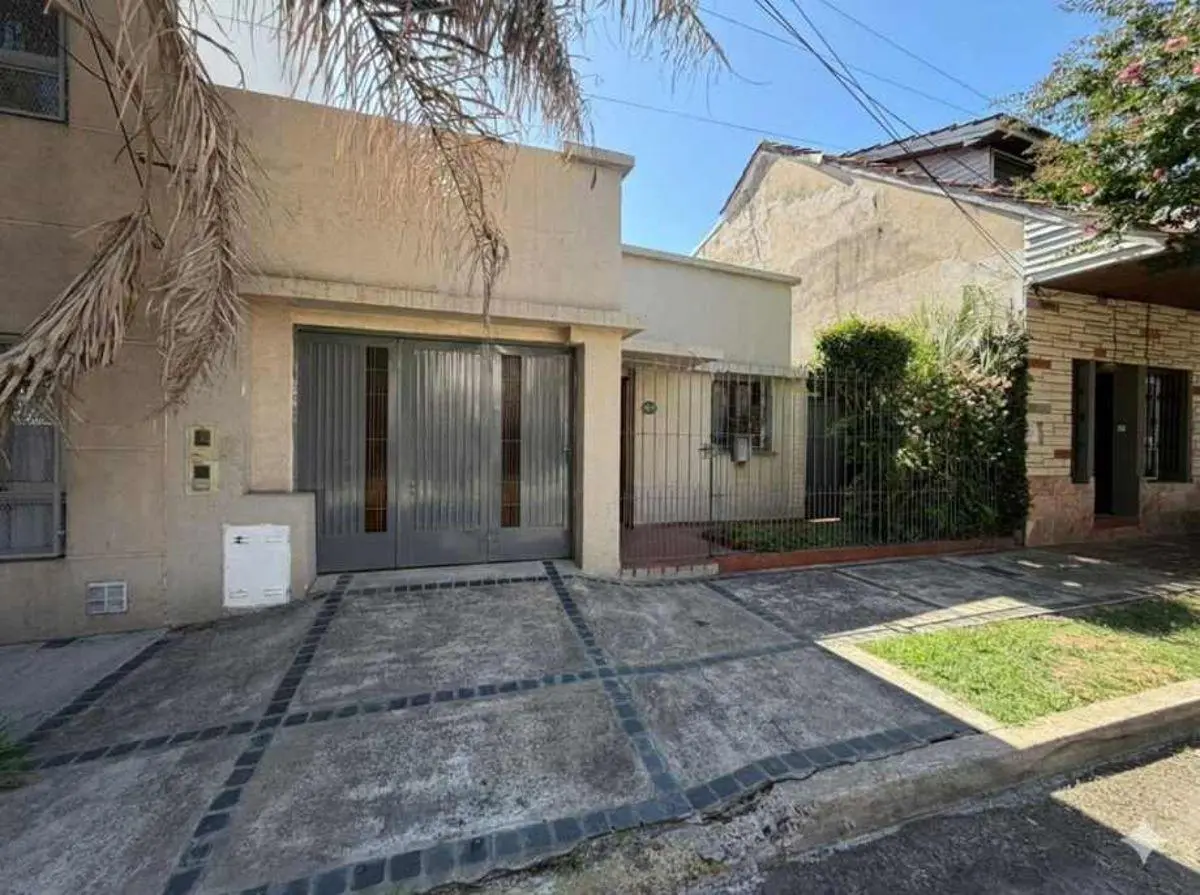 Casa en venta de 3 Ambientes con garage en Bernal Centro 2
