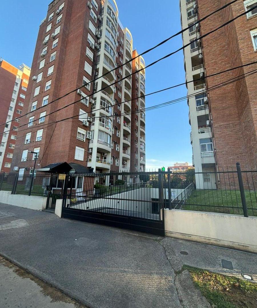 Departamento en venta de 3 ambientes con cochera en subsuelo en las Torres de Fierro, Apto crédito!!
