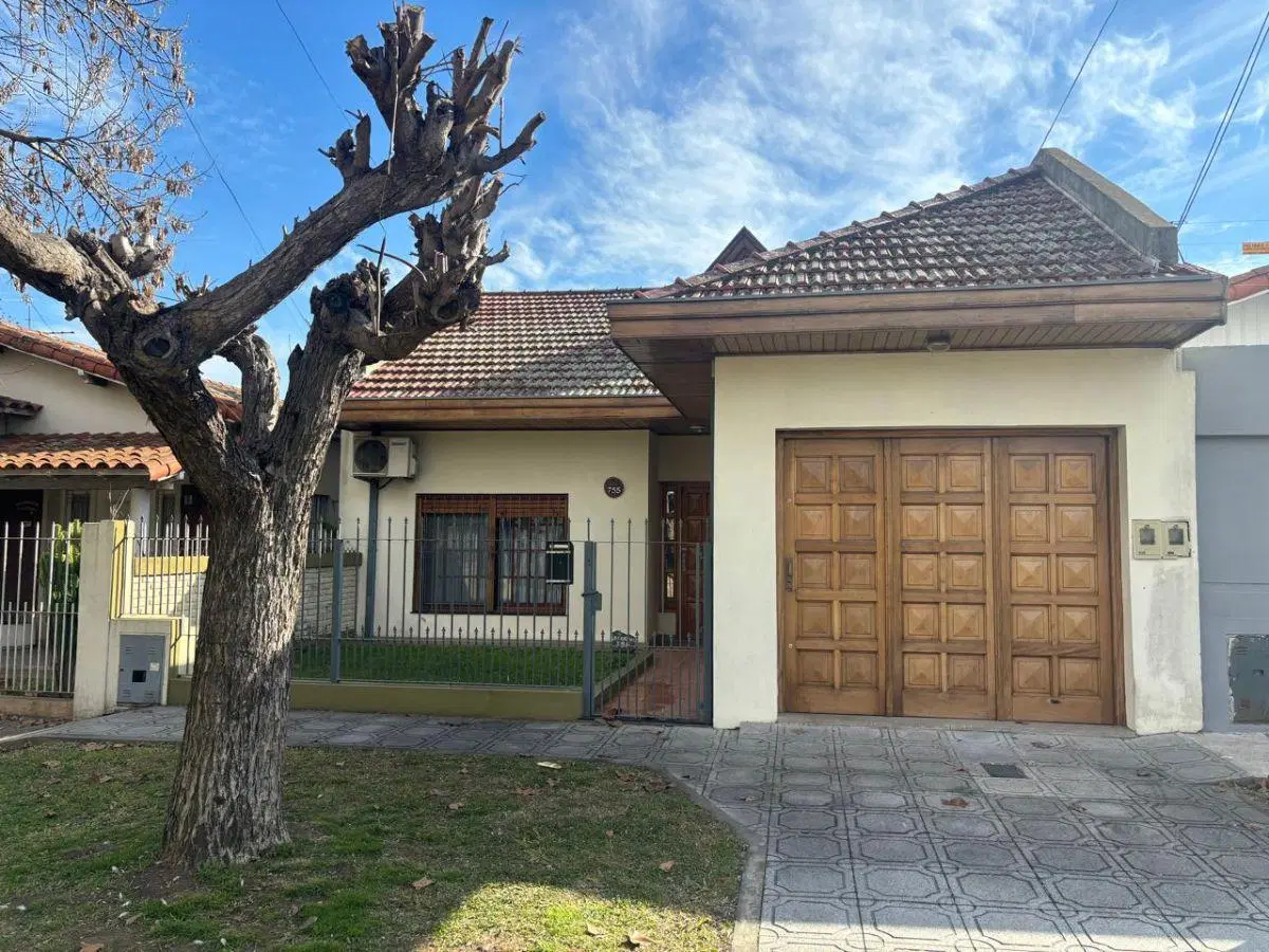 Hermosa Casa en venta de 3 Ambientes con garage y quincho con parrilla en Quilmes 5