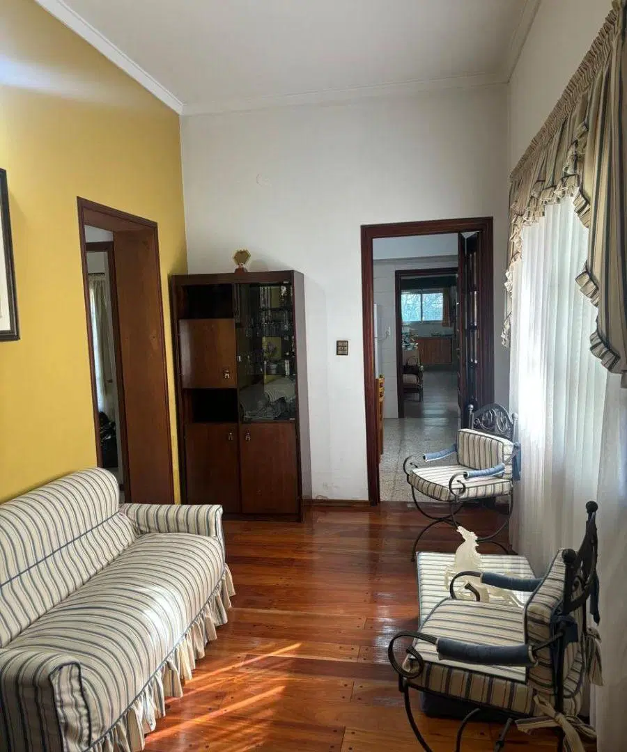 Hermosa Casa en venta de 3 Ambientes con garage y quincho con parrilla en Quilmes 2