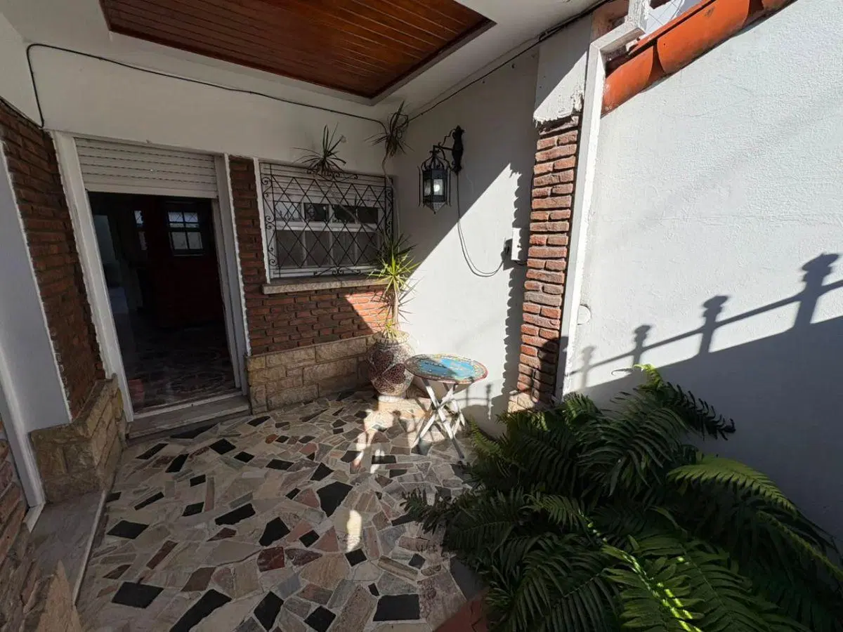 Casa de 4 Ambientes en alquiler con garage y parrilla en Quilmes 1