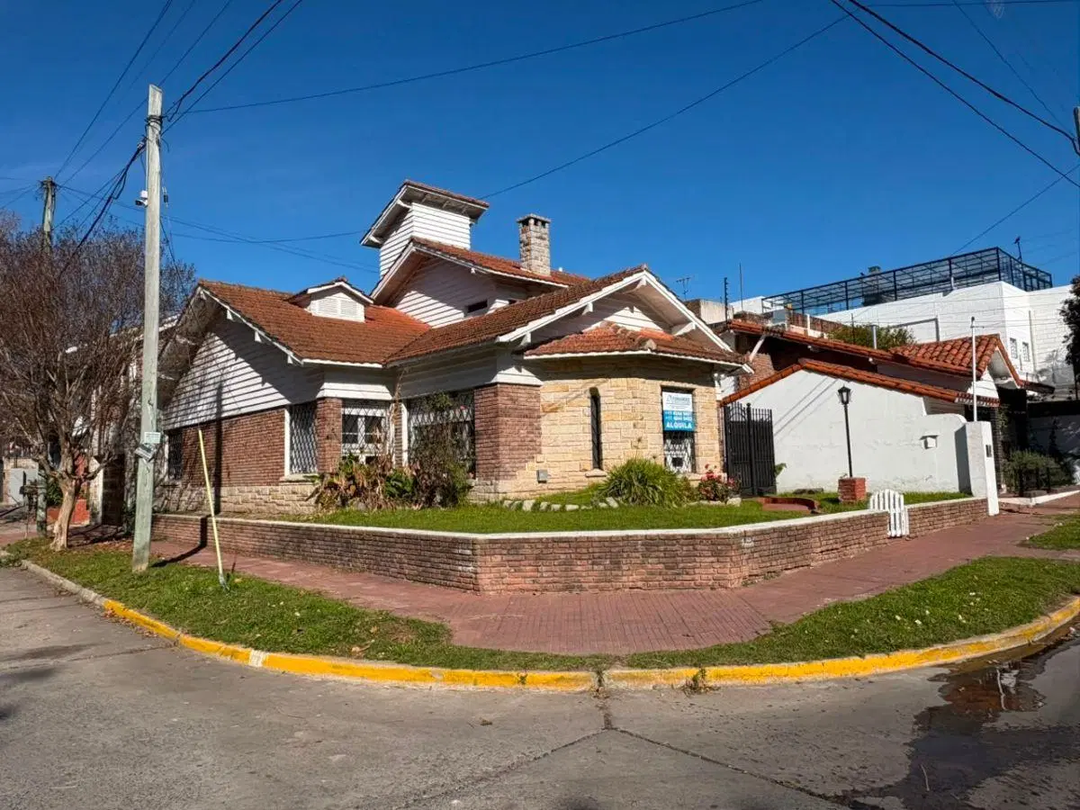 Casa de 4 Ambientes en alquiler con garage y parrilla en Quilmes 3