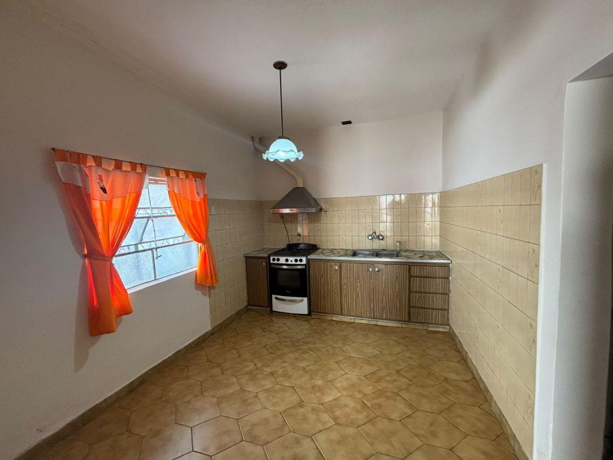 Foto de CASA EN VENTA DE 4 AMBIENTES CON PATIO EN BERAZATEGUI- APTO CRÉDITO, imagen 3