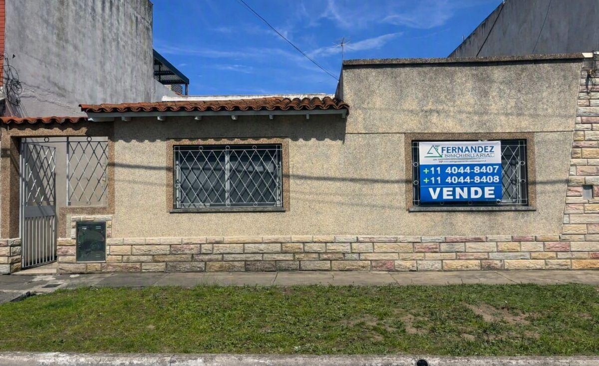 Foto de CASA EN VENTA DE 4 AMBIENTES CON PATIO EN BERAZATEGUI- APTO CRÉDITO, imagen 1