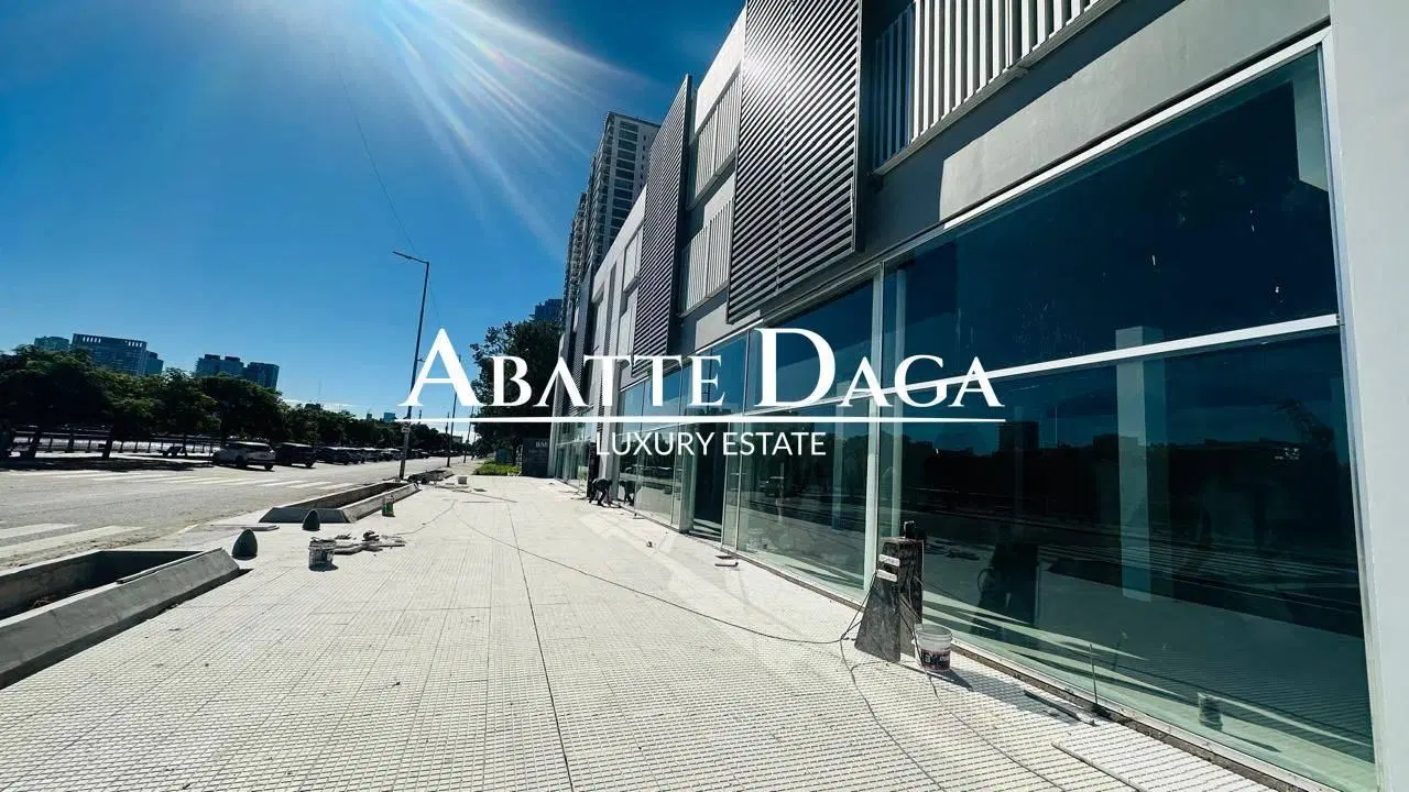 Excelente Local en Dique 1 - Importante frente y vereda - Doble Altura 3