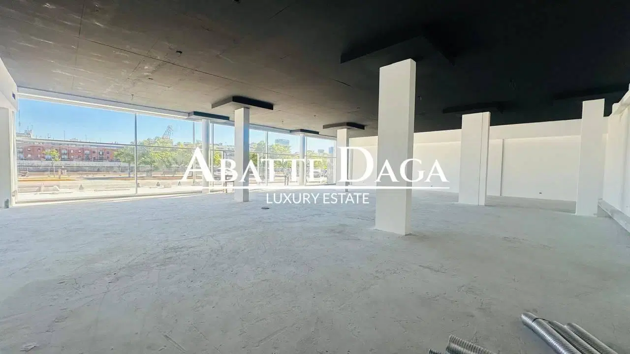Excelente Local en Dique 1 - Importante frente y vereda - Doble Altura 1