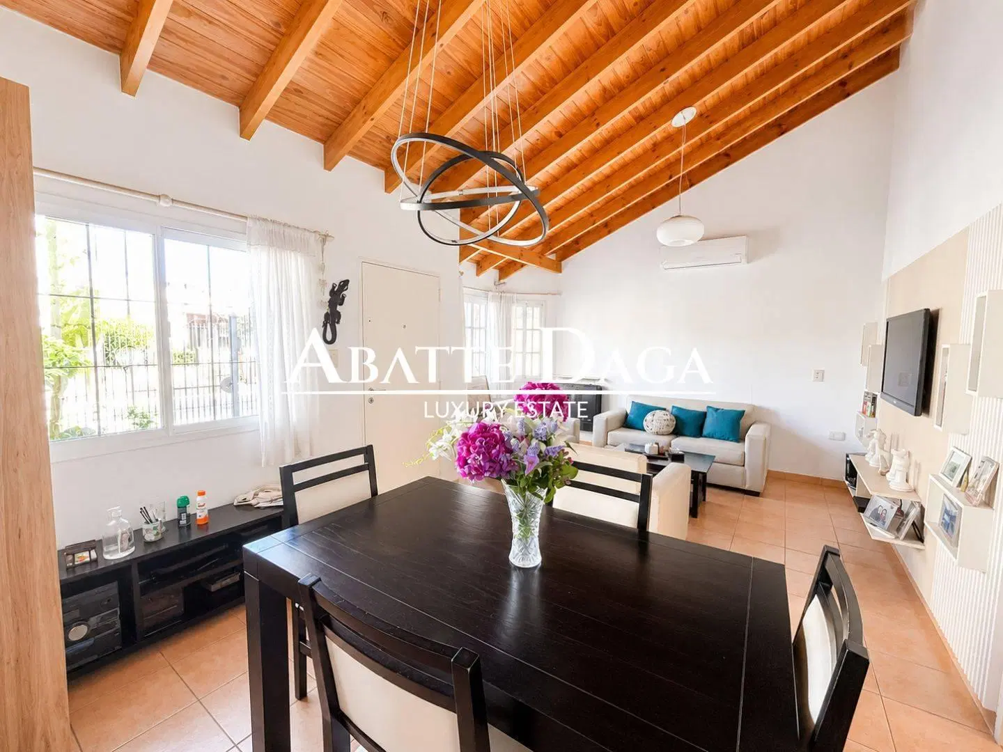 Excelente casa de 5 ambientes con parque, piscina y cochera para 3 vehículos en 4