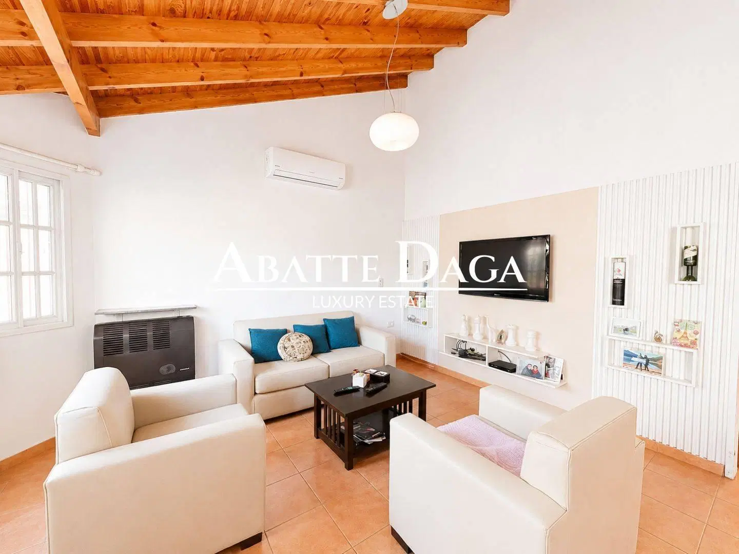 Excelente casa de 5 ambientes con parque, piscina y cochera para 3 vehículos en 5