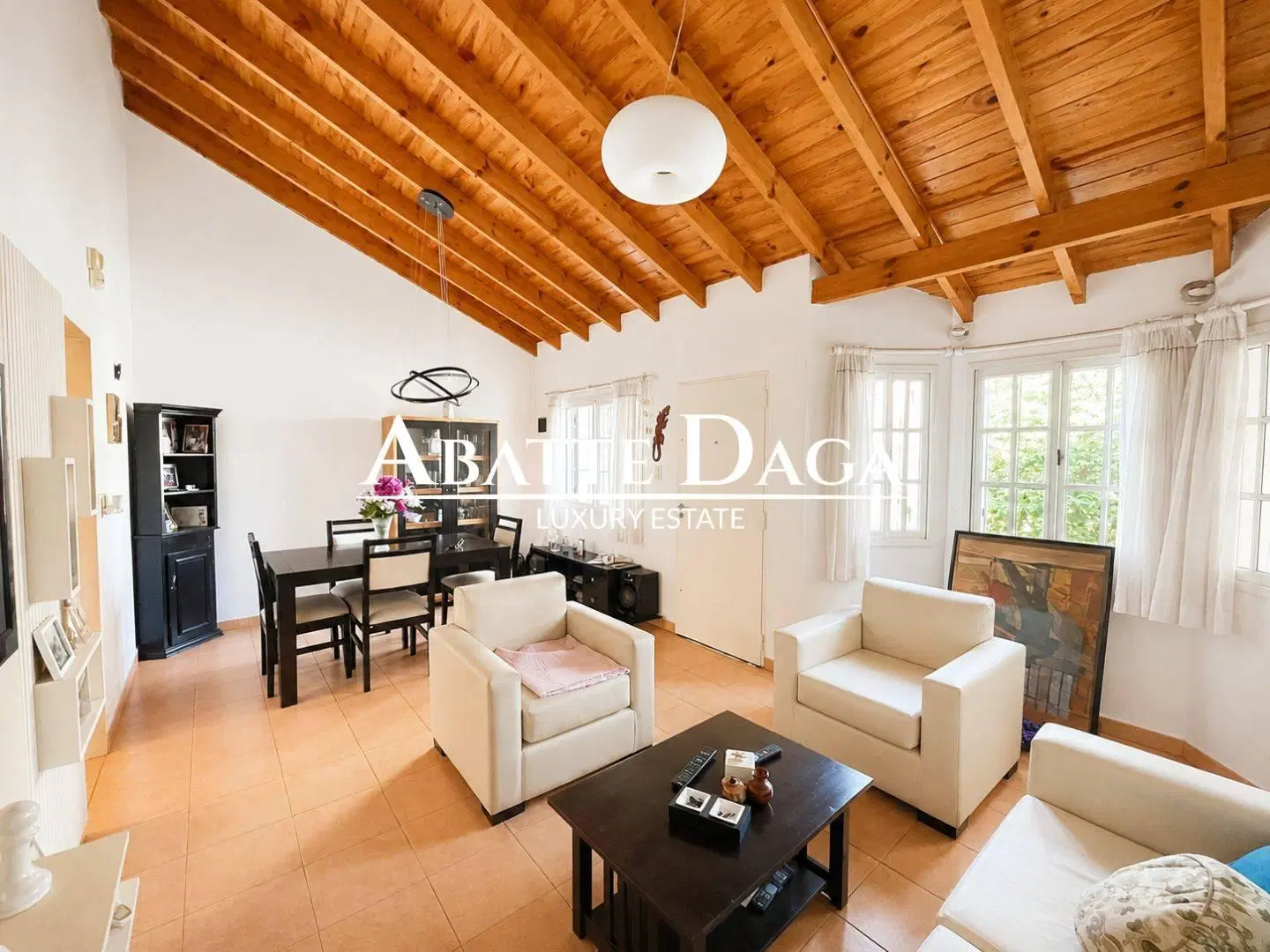 Excelente casa de 5 ambientes con parque, piscina y cochera para 3 vehículos en 2