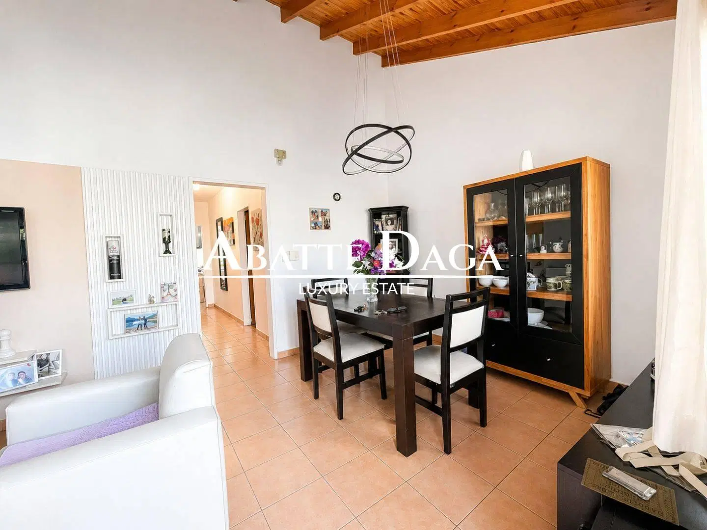 Excelente casa de 5 ambientes con parque, piscina y cochera para 3 vehículos en 3