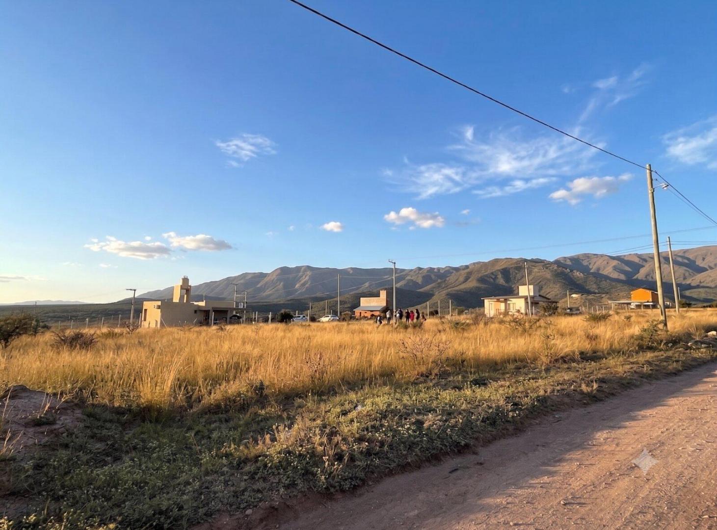 Lote 748 m² en Jardín de Los Cocos – Escritura, luz y agua – Vista al Uritorco