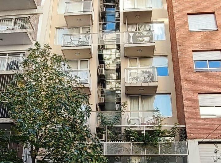 Luminoso semipiso de  2 ambientes con balcón 2