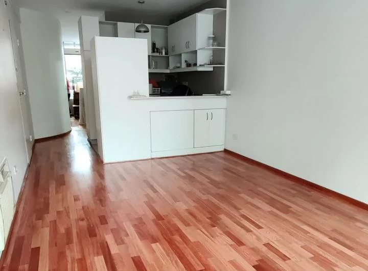 Luminoso semipiso de  2 ambientes con balcón 4