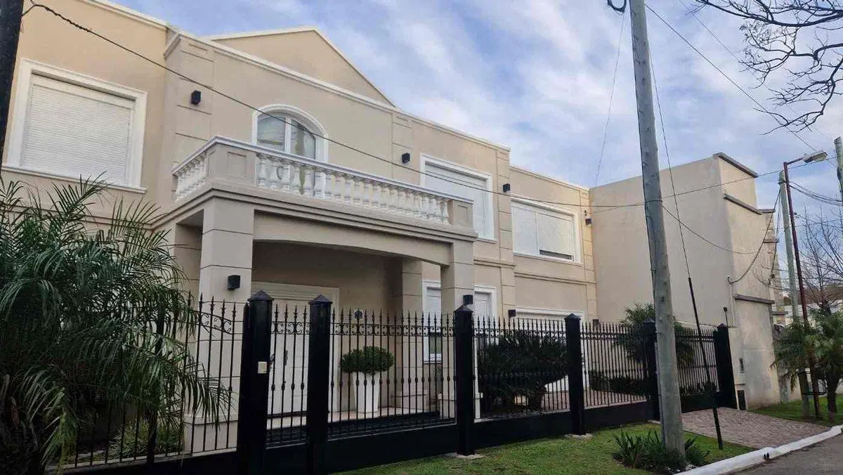 Venta Casa 6 Ambientes Cochera Pileta Ciudad Evita 3