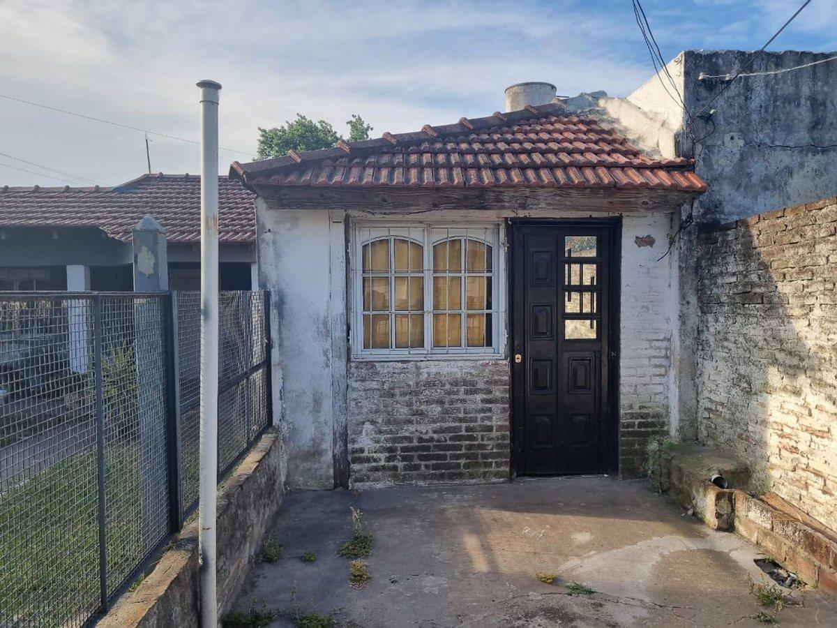 Foto de VENTA CASA 5 AMB -PATIO-JARDIN-GARAGE-MALVINAS ARG, imagen 3