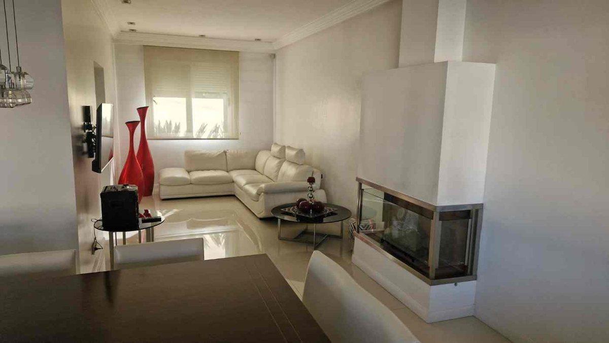 Foto de Venta Casa 6 Ambientes Cochera Pileta Ciudad Evita, imagen 2