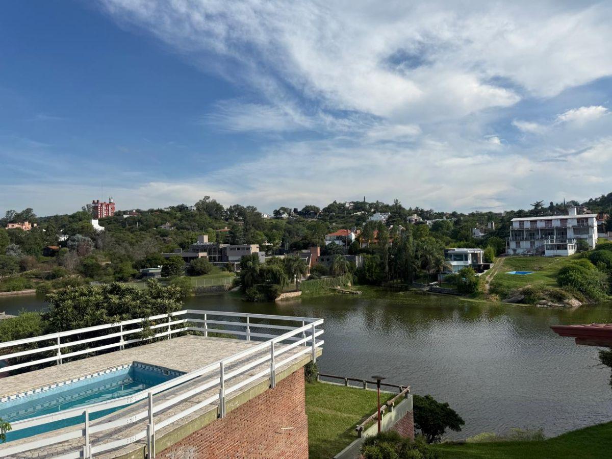 IMPORTANTE CASA EN VILLA CARLOS PAZ, CON BAJADA AL LAGO - LANCHERA