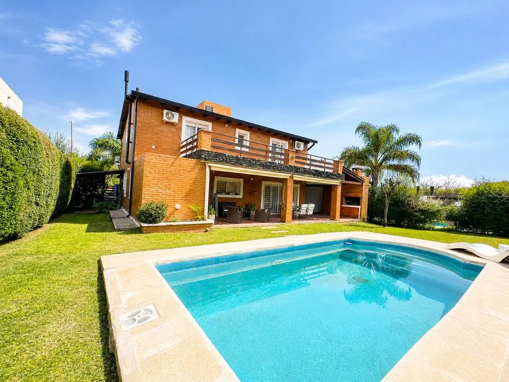 4 dormitorios con pileta frente a plaza | Los Sueños - Valle Escondido 1