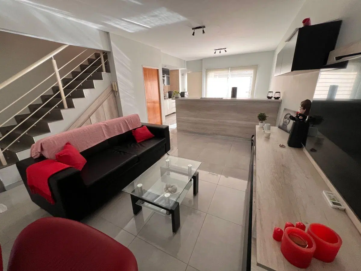 VENTA HERMOSO DUPLEX CON PISCINA, PARRILLA Y COCHERA EN ZONA RESIDENCIAL DE CIUDAD EVITA 5