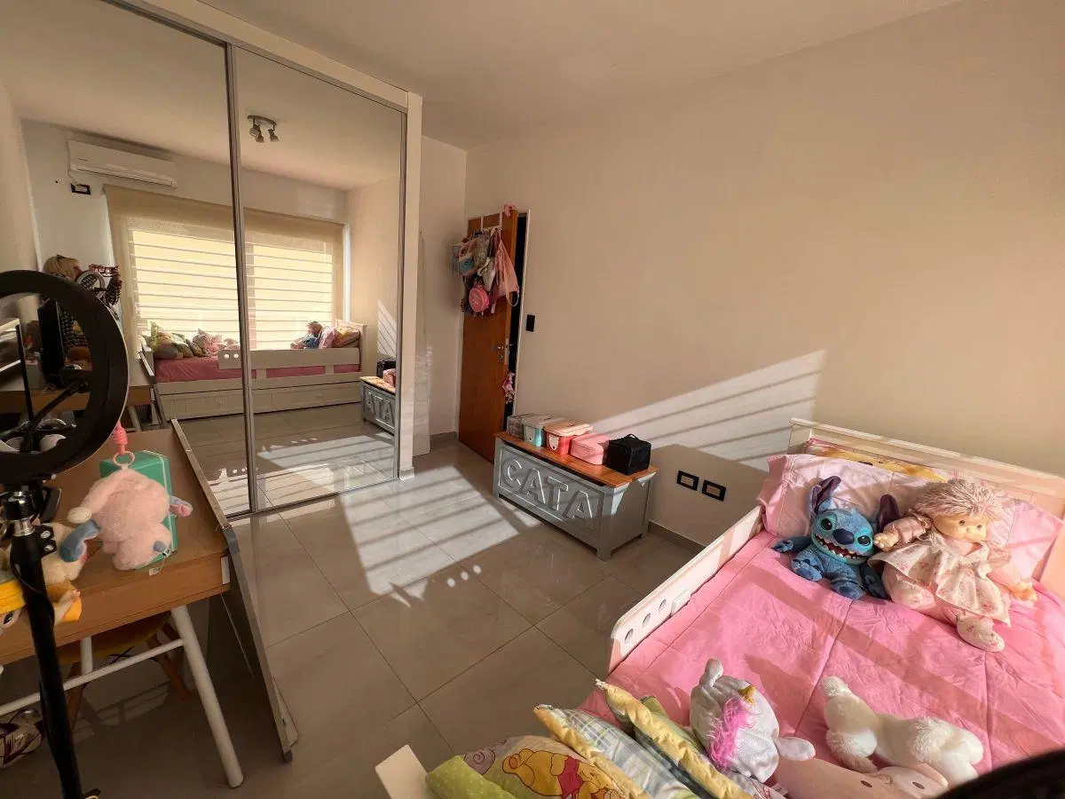 VENTA HERMOSO DUPLEX CON PISCINA, PARRILLA Y COCHERA EN ZONA RESIDENCIAL DE CIUDAD EVITA 2