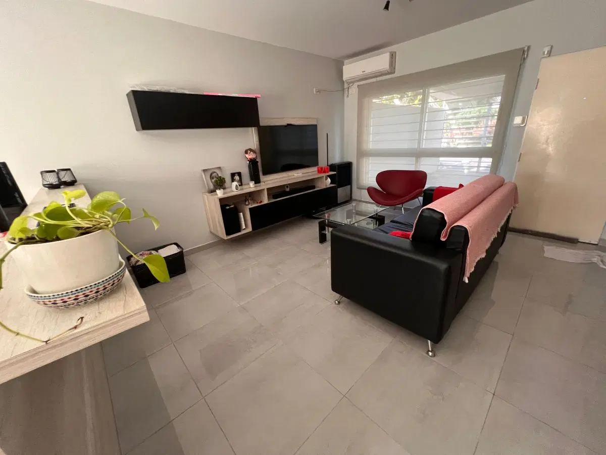VENTA HERMOSO DUPLEX CON PISCINA, PARRILLA Y COCHERA EN ZONA RESIDENCIAL DE CIUDAD EVITA 1