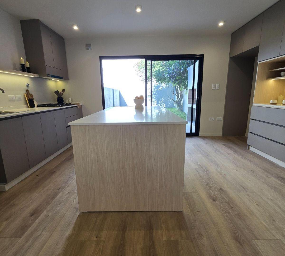 Foto de EXCELENTE PH DÚPLEX DE 4 AMBIENTES CON 2 COCHERAS, JARDÍN Y PARRILLA EN, imagen 1