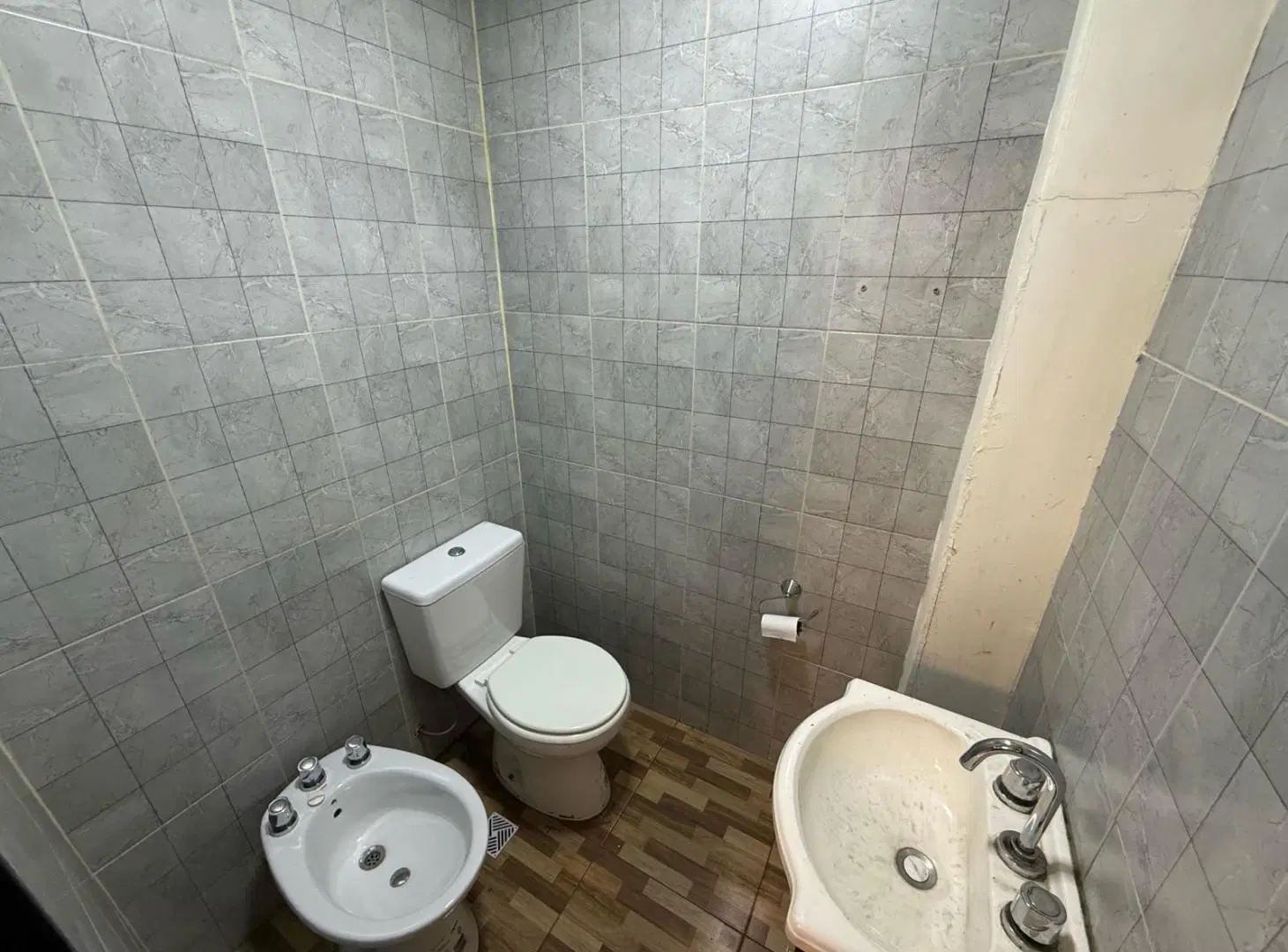 Importante local sobre Av. J.D. Perón, a metros de Av. Illia. 4