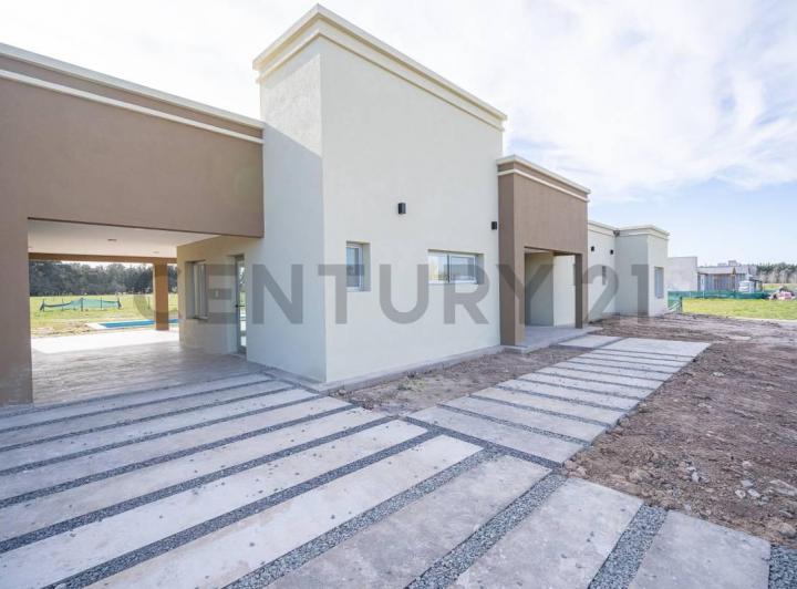 Casa en alquiler en Barrio privado El Mirador a estrenar 3