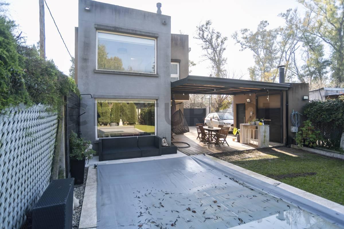 Casa en venta Apta Banco con parque y pileta, Villa Elisa