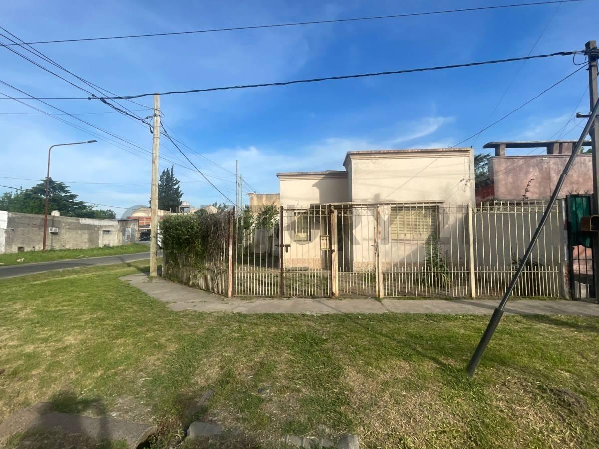 CASA EN VENTA EN LOS HORNOS - LA PLATA - 2 DORMITORIOS