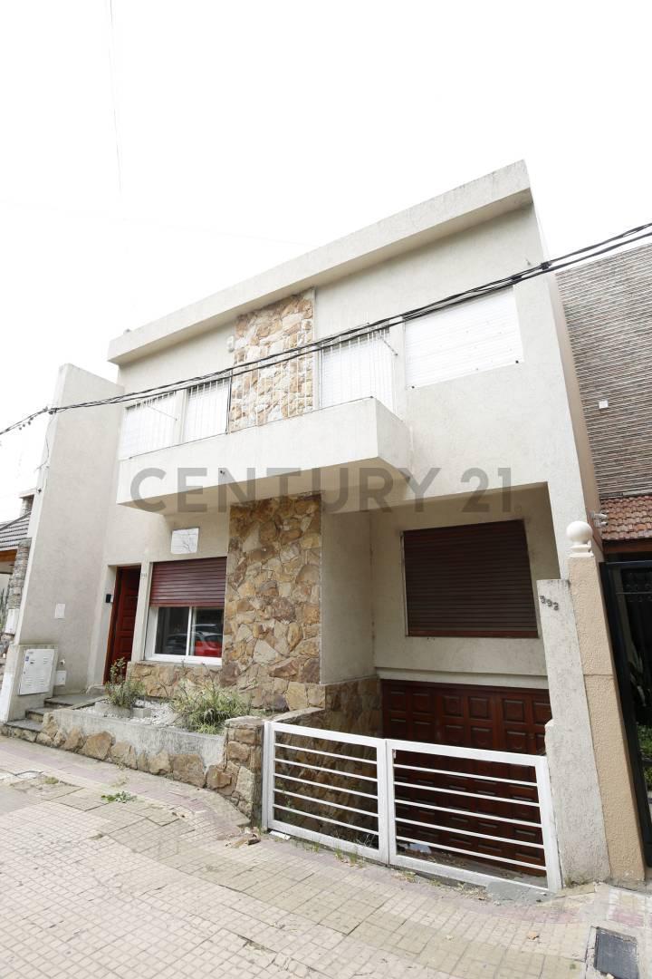 Foto de Casa en venta en La Plata con 4 dormitorios, imagen 3