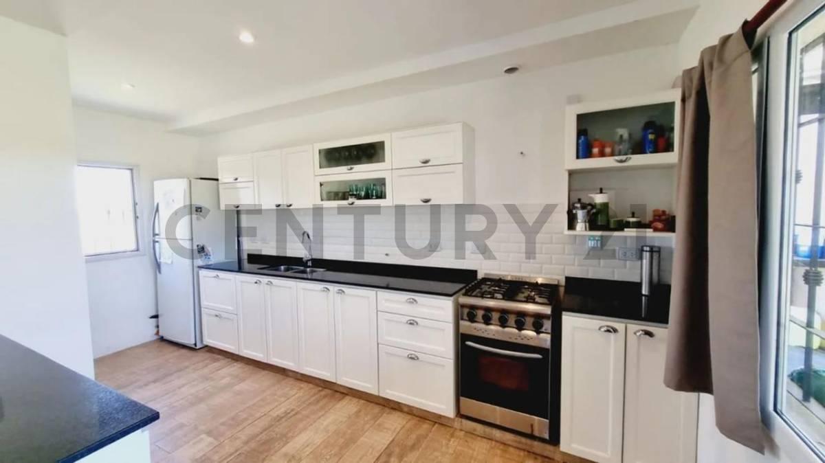 Casa en venta en Poblet, La Plata de 3 dormitorios con pileta