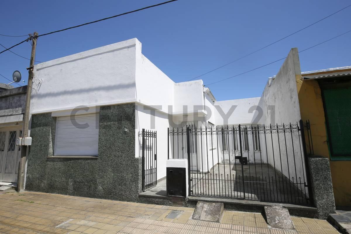 Casa en venta Ensenada con cochera y parque