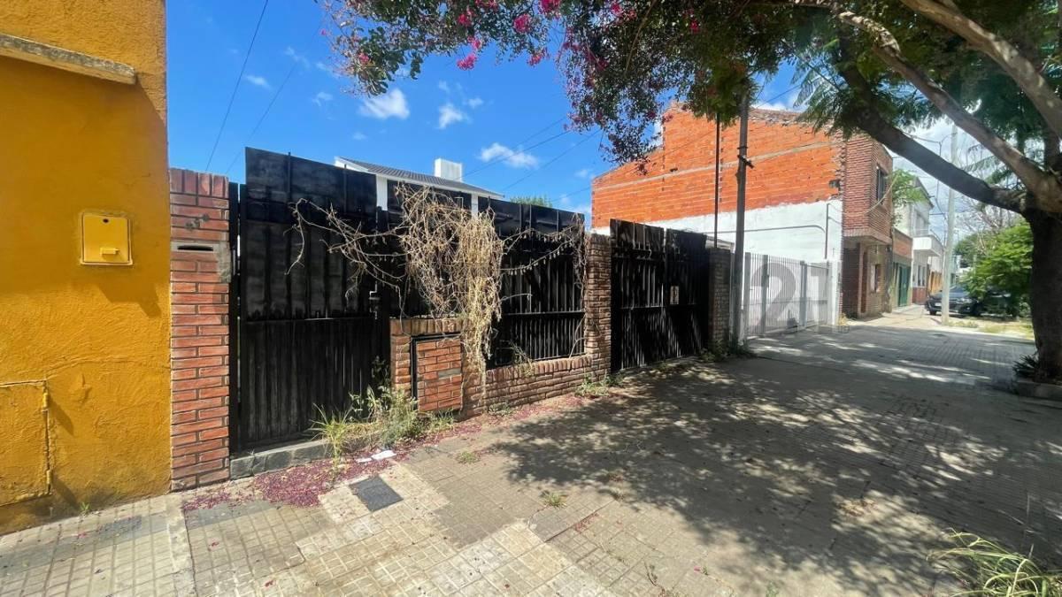 Casa en alquiler en La Plata 2 dormitorios cochera cubierta quincho parrilla