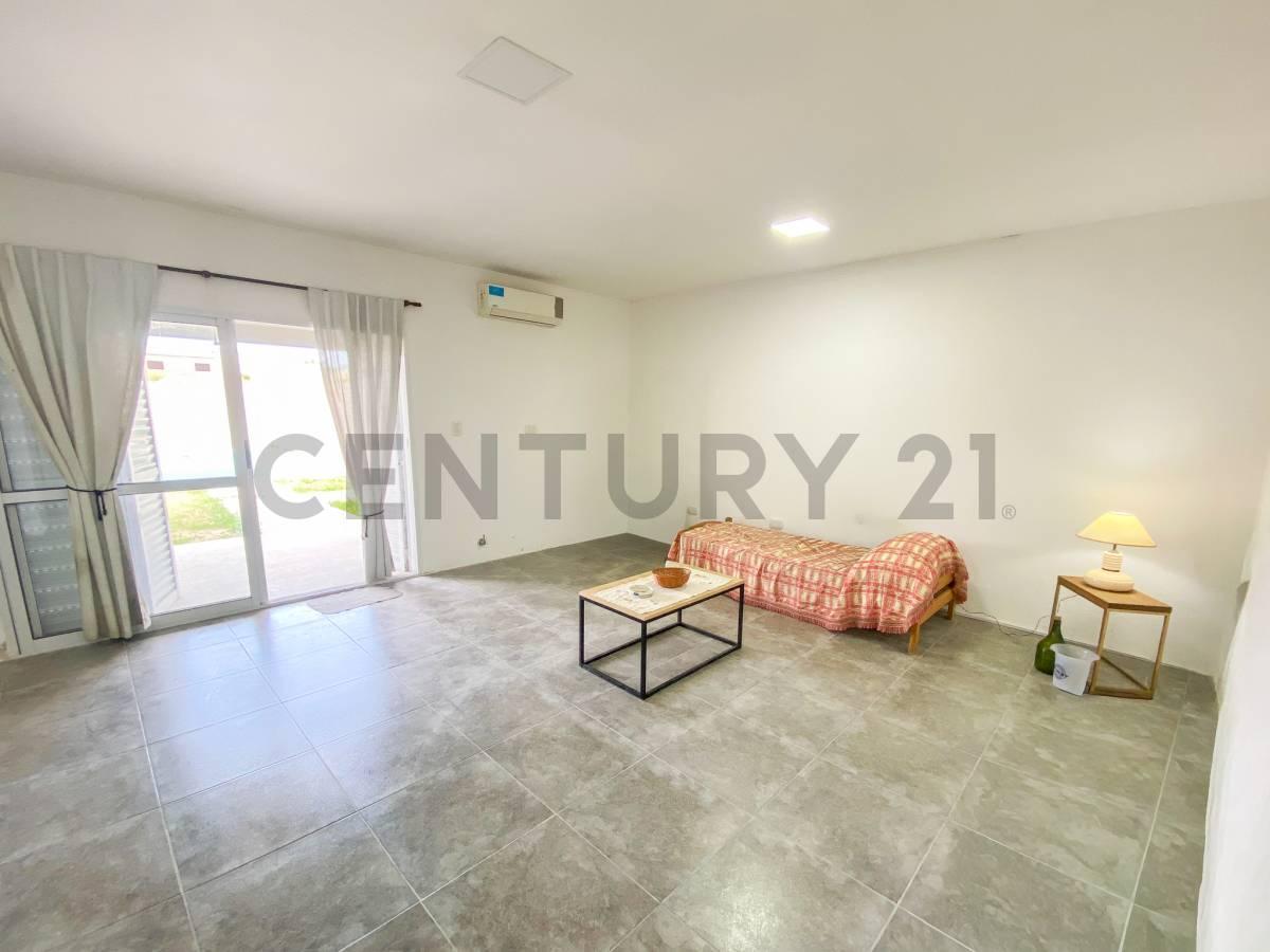 Foto de CASA EN VENTA EN LA PLATA DE UN DORMITORIO PARQUE Y PILETA EN SICARDI, imagen 2
