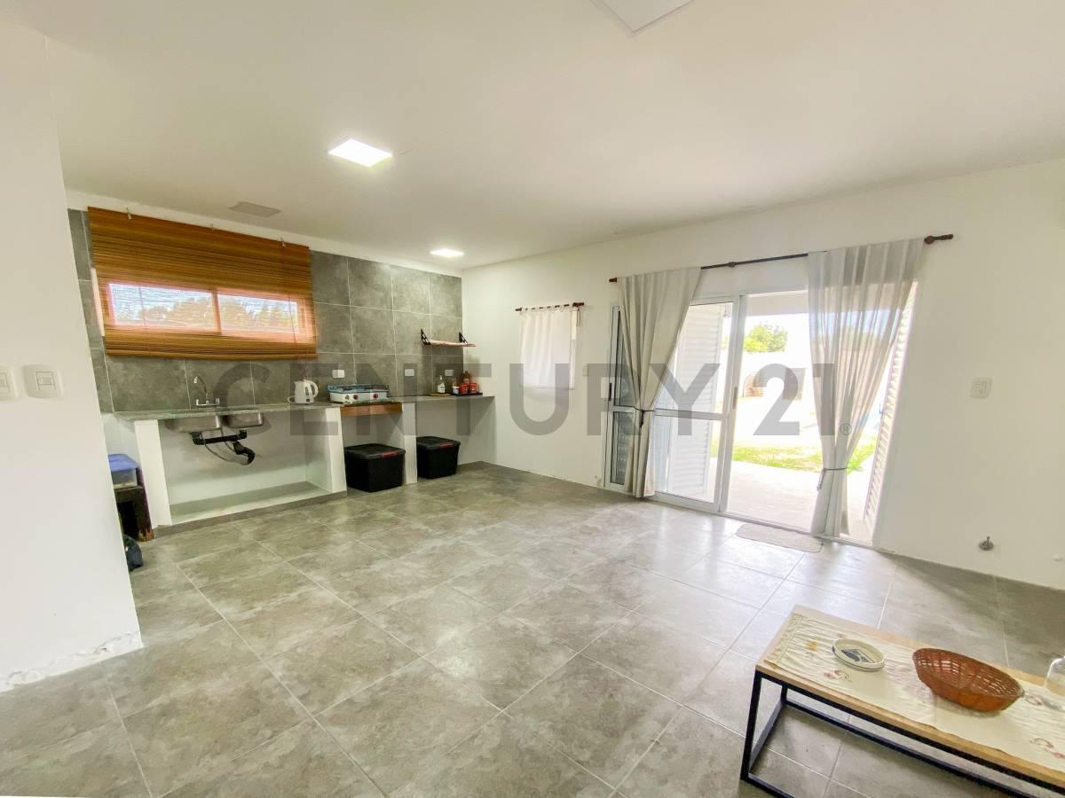 Foto de CASA EN VENTA EN LA PLATA DE UN DORMITORIO PARQUE Y PILETA EN SICARDI, imagen 3
