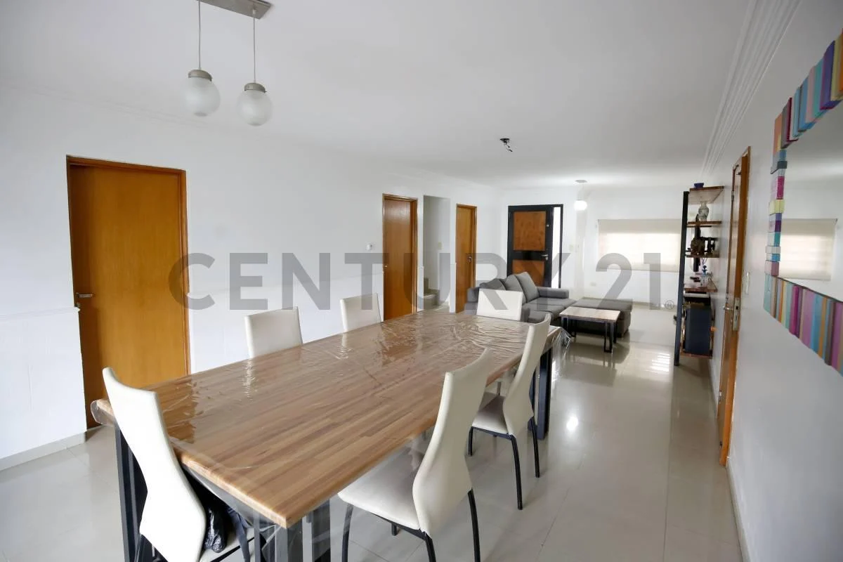 CASA DE 4 DORMITORIOS EN VENTA EN CITY BELL - APTA BANCO