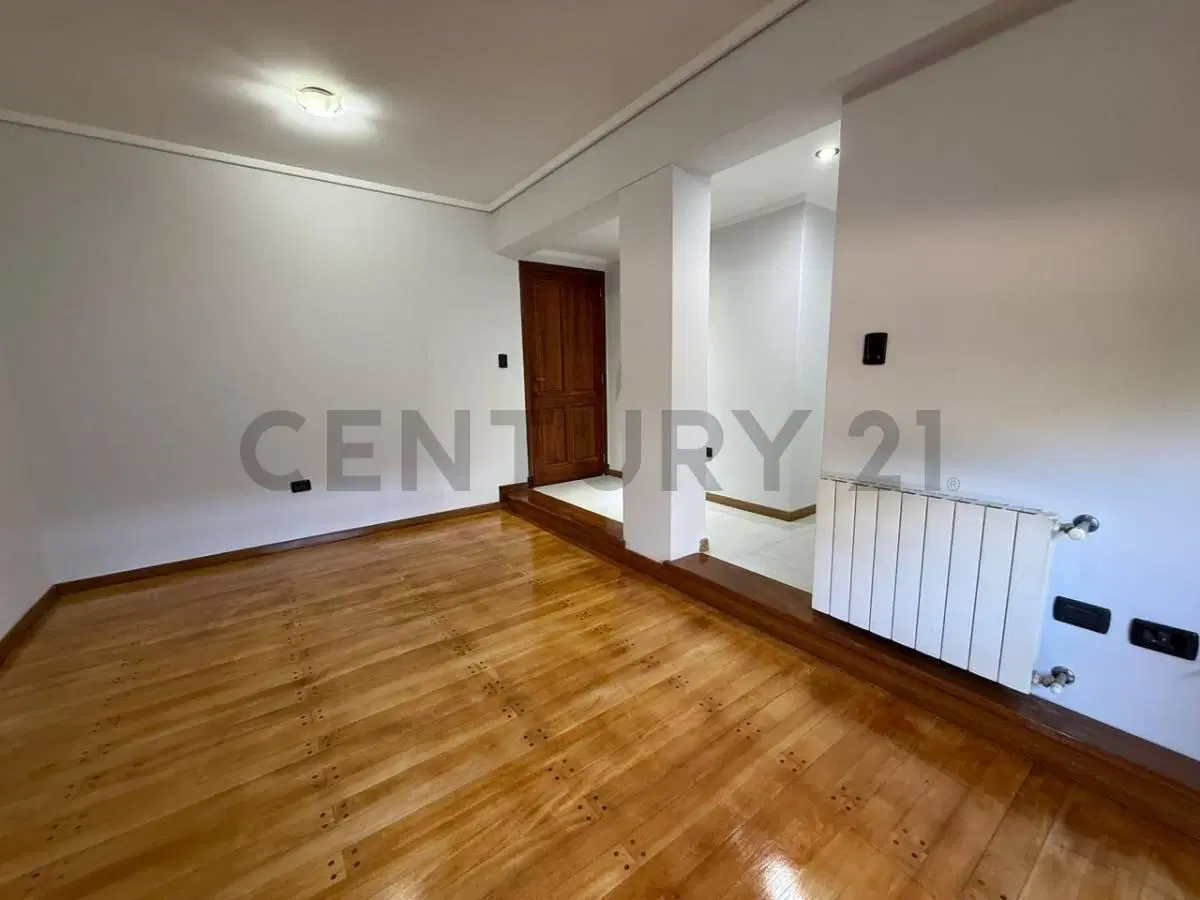 Departamento en alquiler en La Plata de un dormitorio con balcón y cochera 2