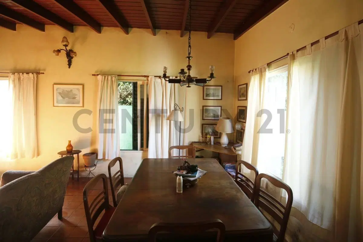 Casa en venta a reciclar en City Bell La Plata 3