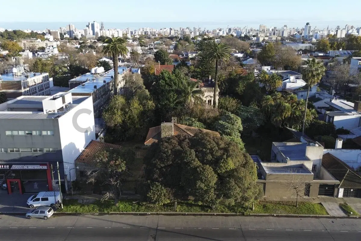 Lotes en venta en La Plata sobre Av 72 4