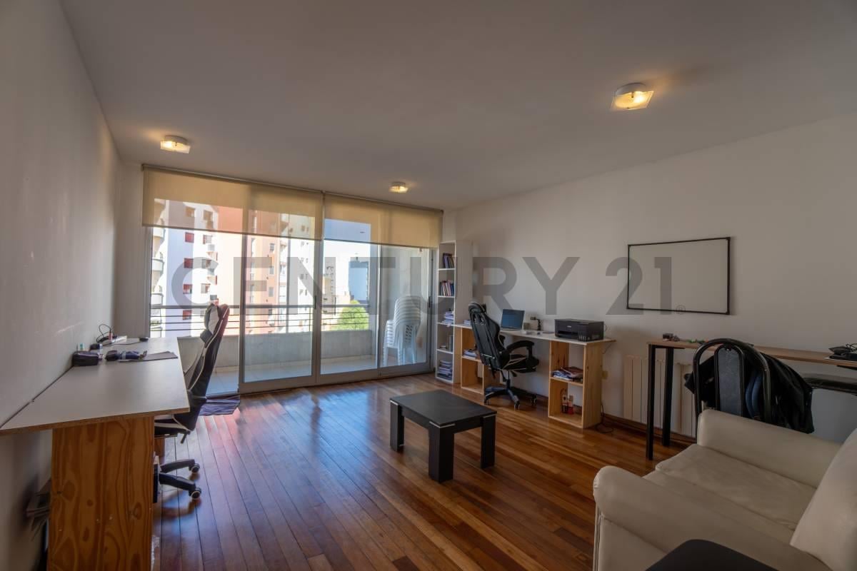 Departamento en venta en La Plata de dos dormitorios con cochera