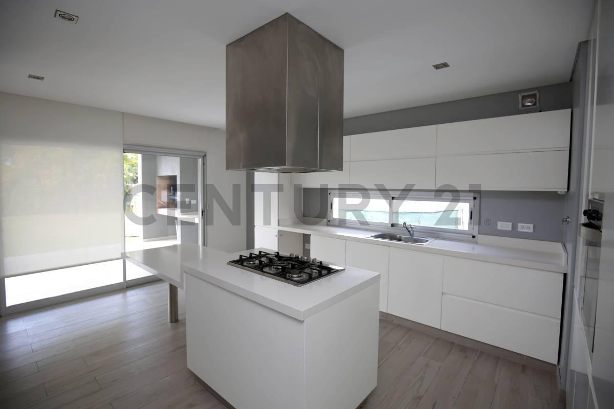 Casa en venta de cuatro dormitorios en Fincas de Iraola II.