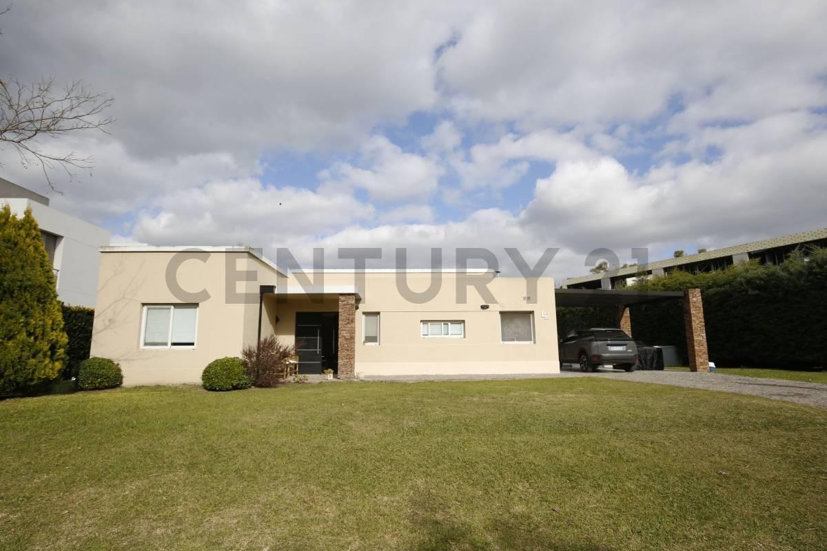 Casa en venta en Fincas de Iraola II de tres dormitorios