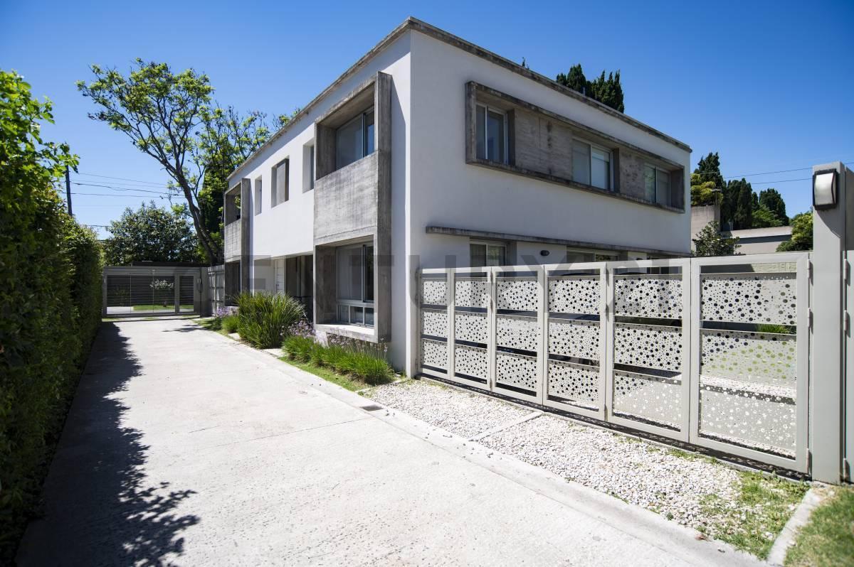 Casa en venta en Gonnet en complejo cerrado de dos dormitorios