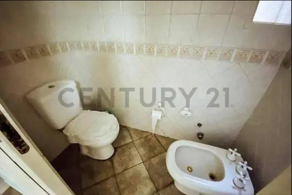 CASA EN VENTA EN CITY BELL DE 4 DORMITORIOS 5