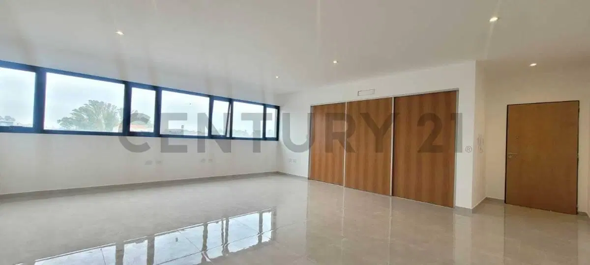 Oficina en alquiler en Gonnet con cochera en venta 5