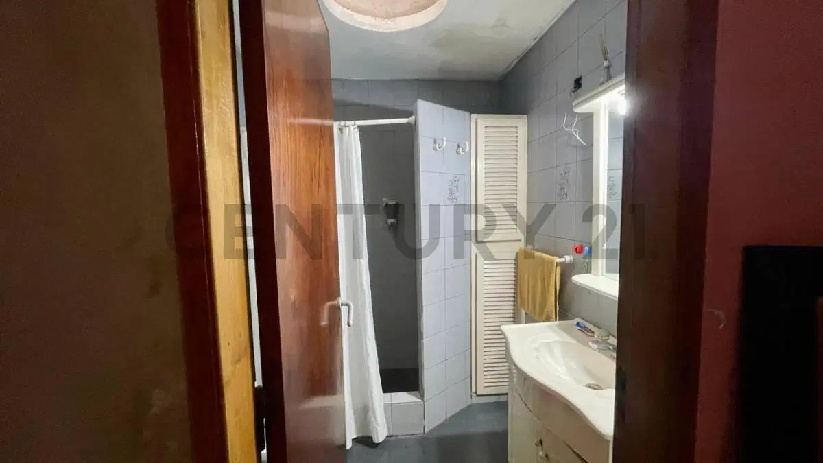 Casa en venta 3 dormitorios cochera y patio zona Facultades 8