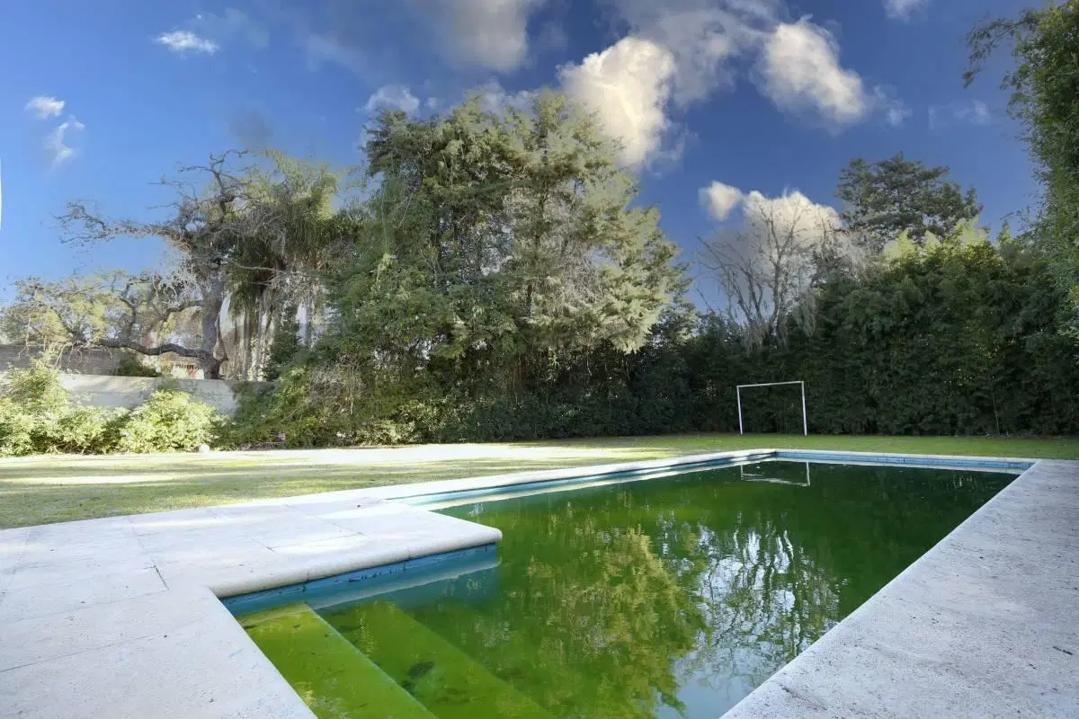 CASA EN VENTA EN CITY BELL CON 1260 MTS DE LOTE 4