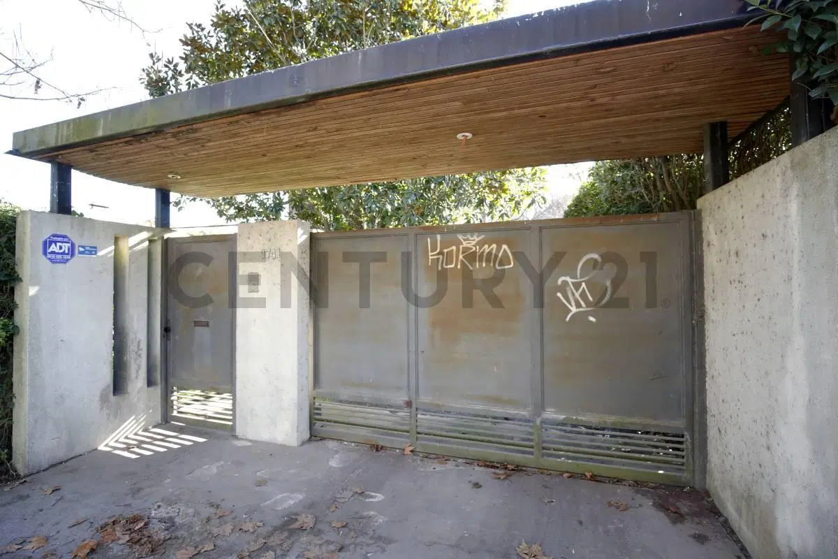 CASA EN VENTA EN CITY BELL CON 1260 MTS DE LOTE 5