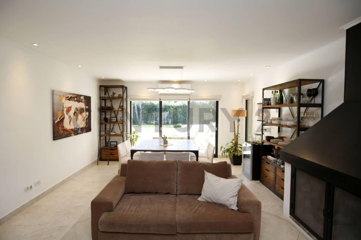 Casa en venta en Villa Elisa en barrio cerrado con pileta